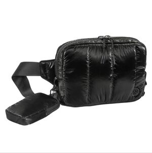 🆕️🎒Joan & David Quilted Metallic Sling Bag, Metallic Black